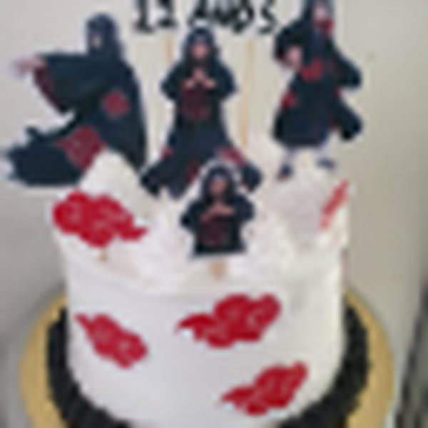Torta de manjarate con la figura Itachi Uchiha